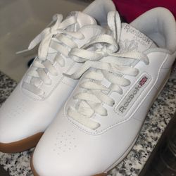 Women’s 7.5 Reebok 