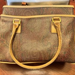 hand bag with many pockets 
