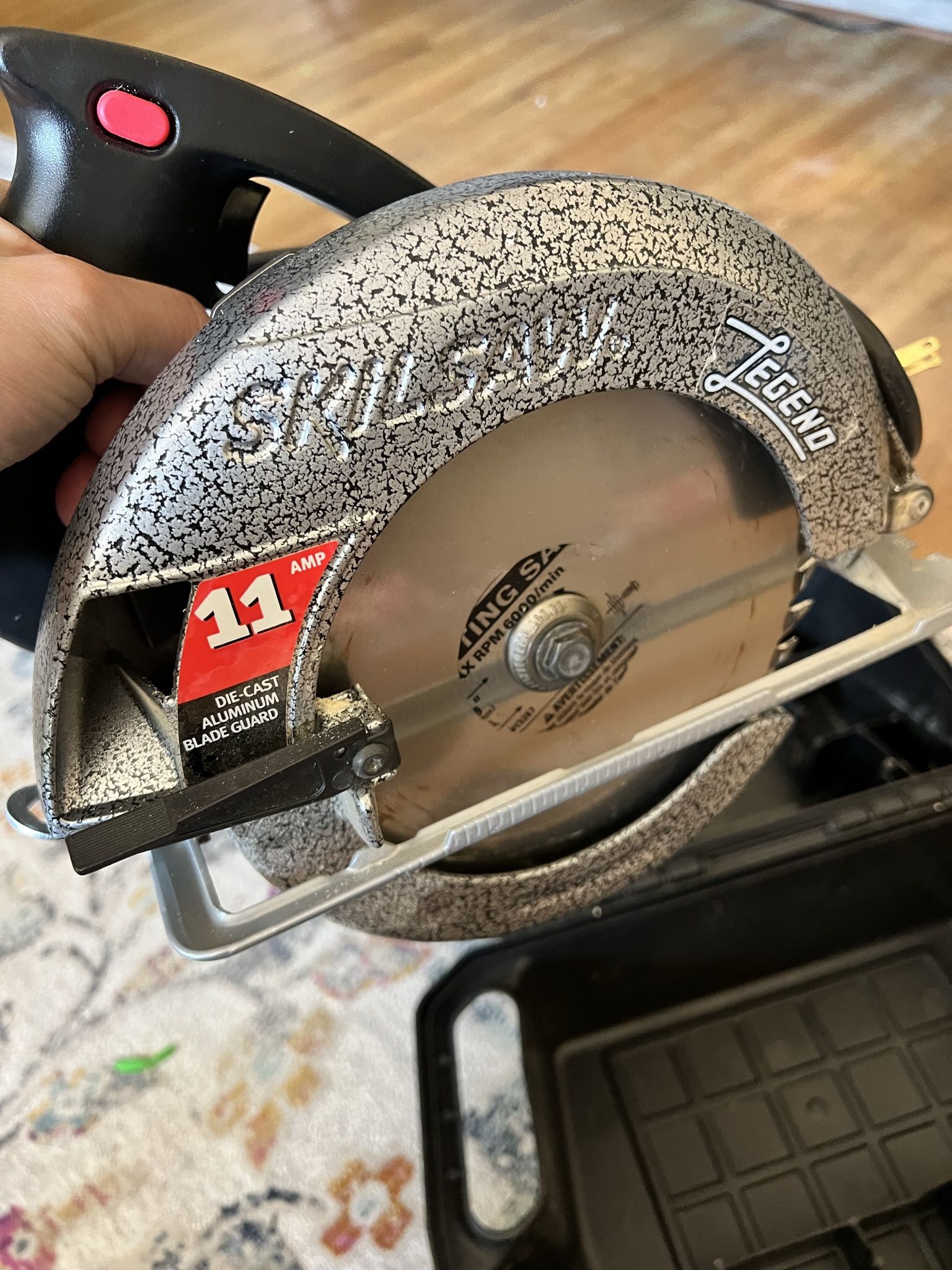 Awesome condition Skilsaw handheld circular saw - 7-1/4” blade, with hard case