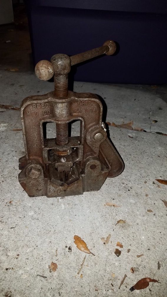 Antique pipe vise