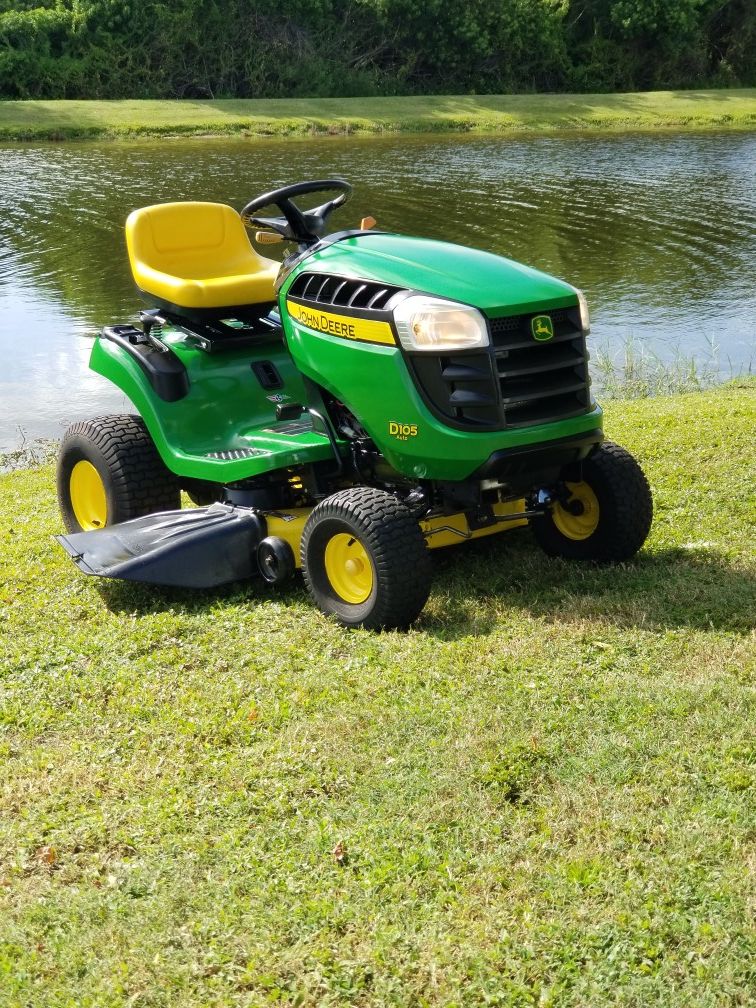 John Deere D105 17.5HP Automatic 42in Riding Lawn Mower. Great