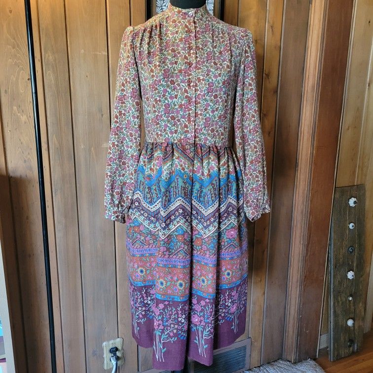1970s Women's Bleeker Street High Neck Long Sleeved Floral Dress Sz 6