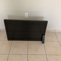 * PANASONIC * 32”  HD  LCD TV WITH REMOTE , STAND AND WALL MOUNTING BRACKET . LIKE NEW . MUST BE SEEN TO APPRECIATE . 