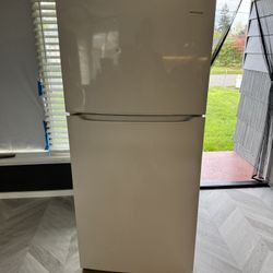 FRIGIDAIRE Refrigerator 