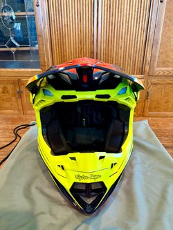 Brand new Troy Lee Designs SE5 Graph Composite MIPS Helmet in Medium (57–58 cm). Never ridden or used.