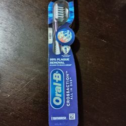 ORAL-B CROSS ACTION TOOTHBRUSH 