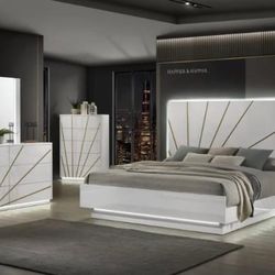 😍Beautiful Bedroom Set Available Queen and king size