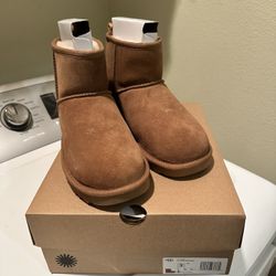 UGG Classic Mini Size 7