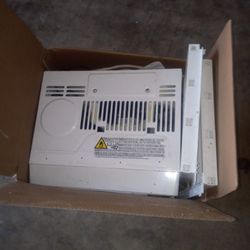 Window AC Bought It New Just Use It One Week In Good Condition 