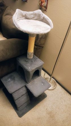 Cat Post in good condition