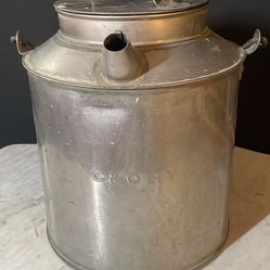 Antique/vintage Railroad Chesapeake & Ohio Railway (C&O RY) large metal oil can ex cond as is pick up deliver. 