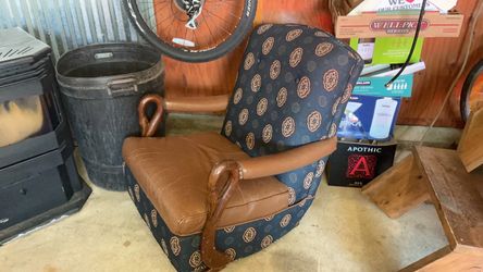 Love chair ,old visage newer fabric $30 need to clear out