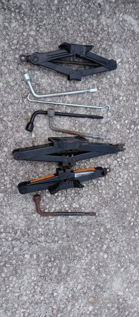 3 Jacks With Tools 50$$$$ Material handling