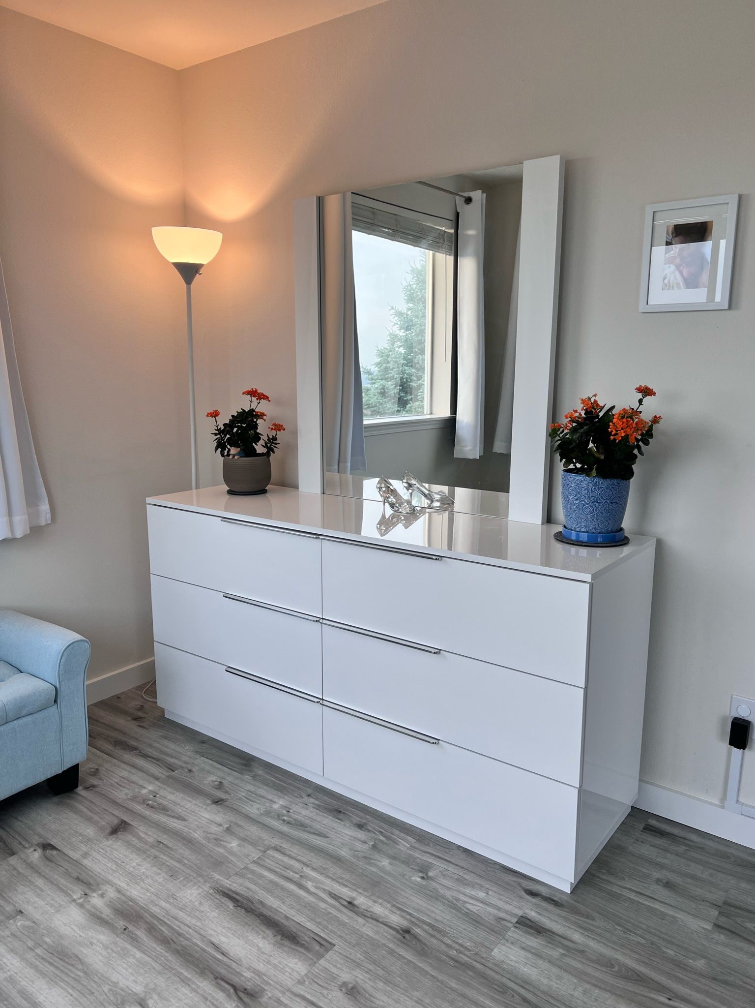 Modern white king bedroom set for Sale in WA OfferUp