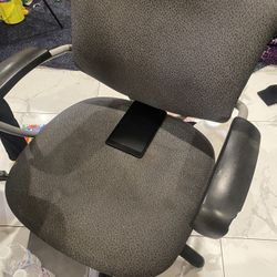 Office Chair NEEDS WHEELS
