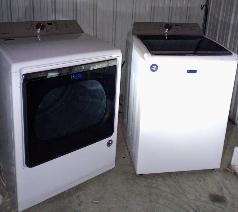 NEARLY NEW Maytag Bravos XL  5.3 Cu. Ft. washer and dryer  