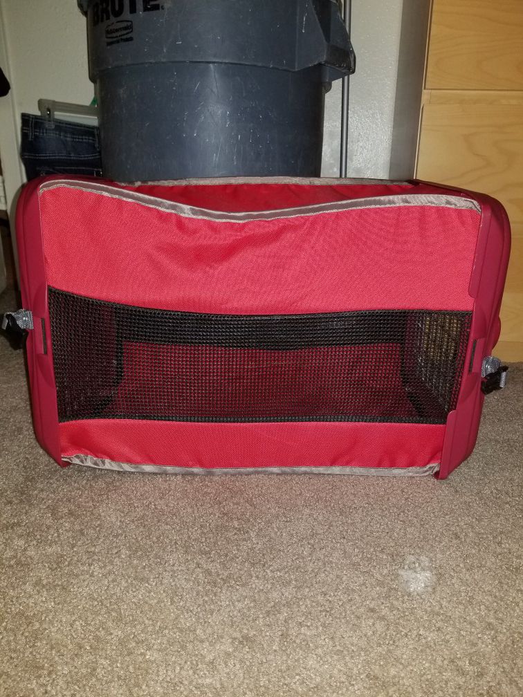Dog crate,good for traveling, in good condition like new. Asking for $20 or make offer.