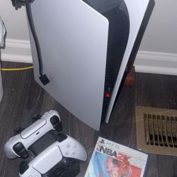 Ps5 1TB with NBA2K22 and 2 Ps5 controllers