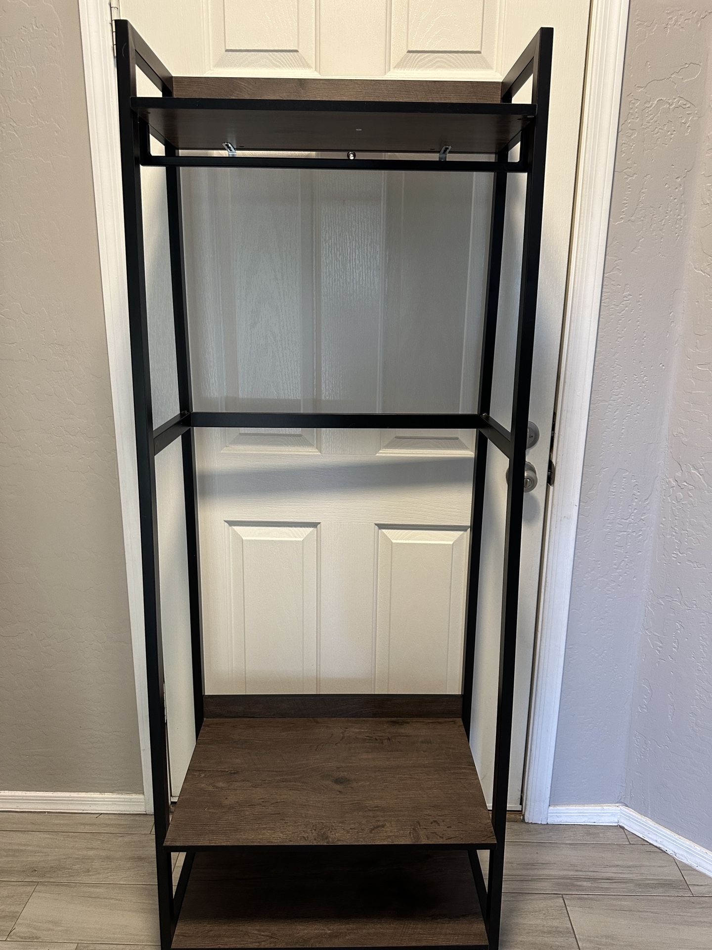 Closet / Shelves Hang And Store Clothes 