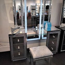 Glamorous Makeup Vanity With Bluetooth 