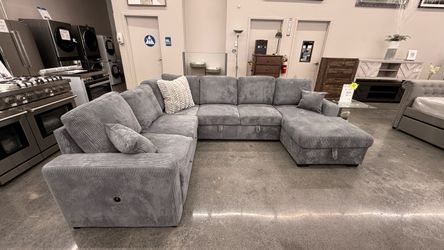 SECTIONAL WITH PULL OUT