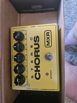 Like NEW MXR Stereo Chorus Effects Pedal