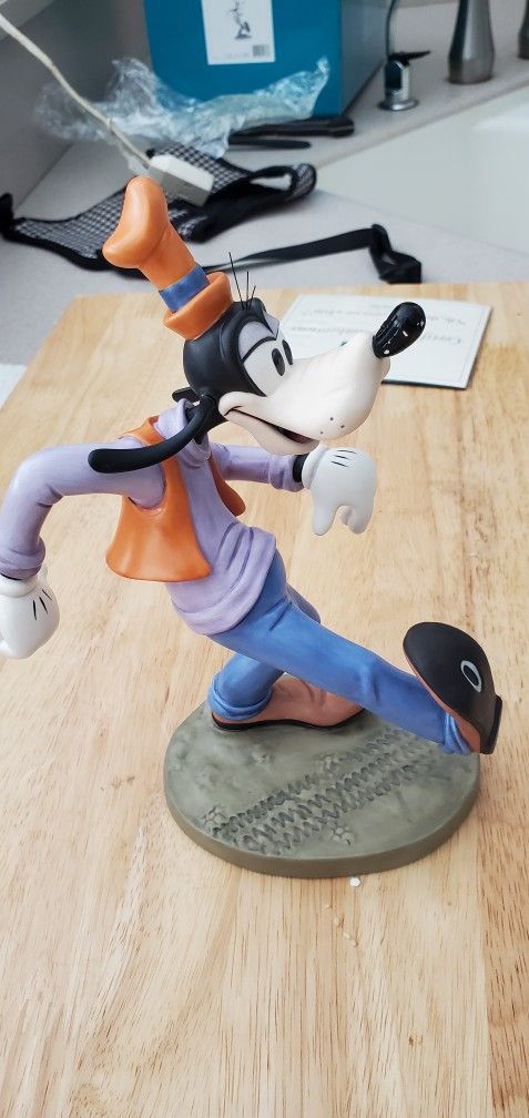 Disney figurine of goofy
