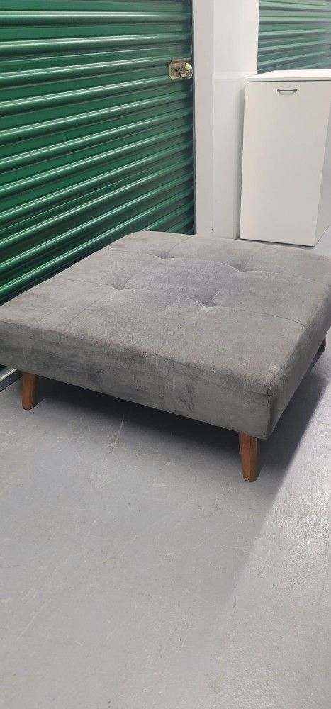 Modern Large Grey West Elm Ottoman. Se Habla Español
