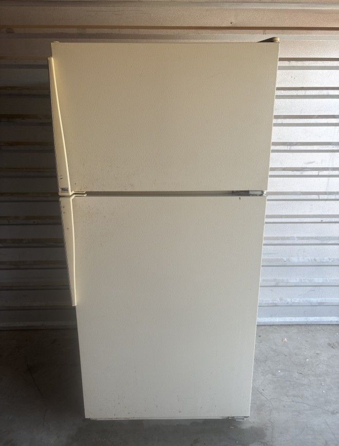White Amana Refrigerator And Freezer