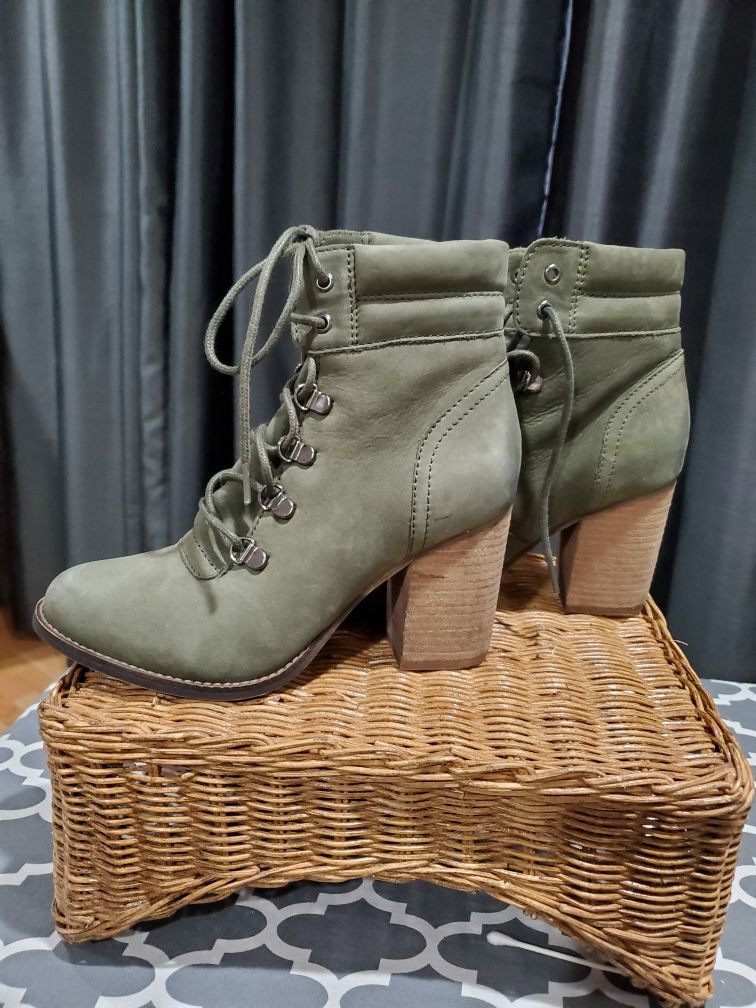 Beautiful olive suade block heel boots. S#7 Steve Madden