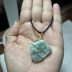 Elegant Natural Crystal Pendant Necklace -