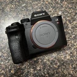 Sony a7R V Mirrorless Camera 