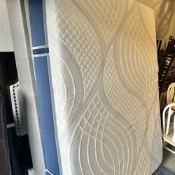 Clean Queen Size Mattress And Box Spring 