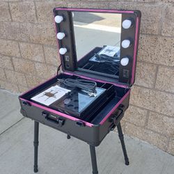 Brand new rolling make up vanity light case worth 400