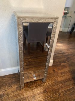 Very Nice End Table/accent Piece