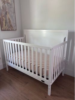 (NEW )White baby CRIB  and MATTRESS! Organic sheet and waterproof pad for free!