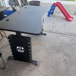 Office electric desk can be lowered or raised