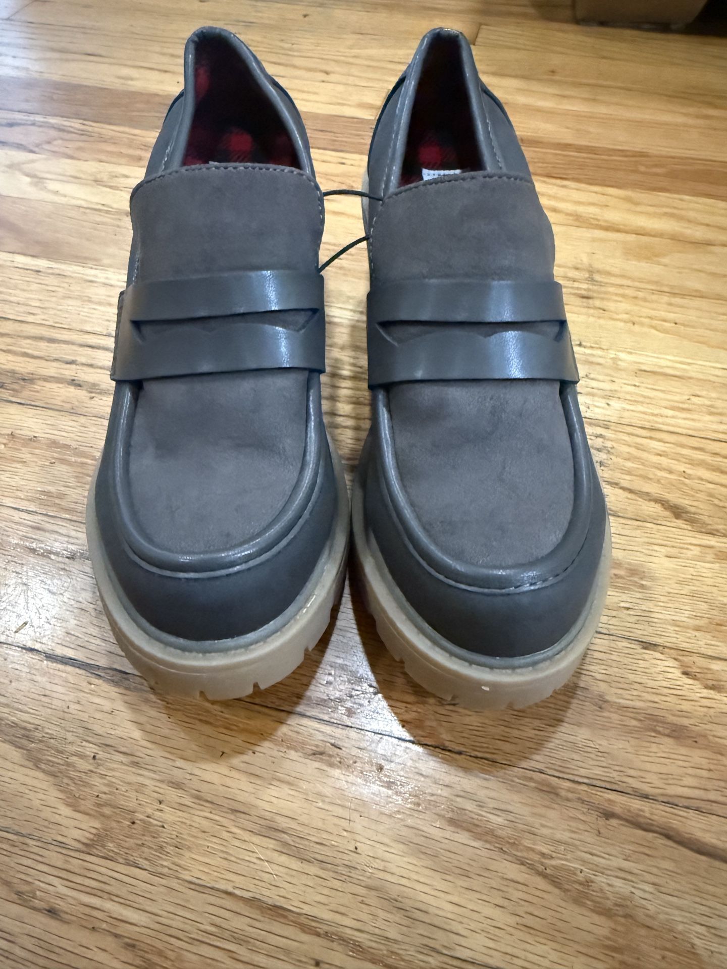 New- Muk Luks Women Platform Heel Size 7