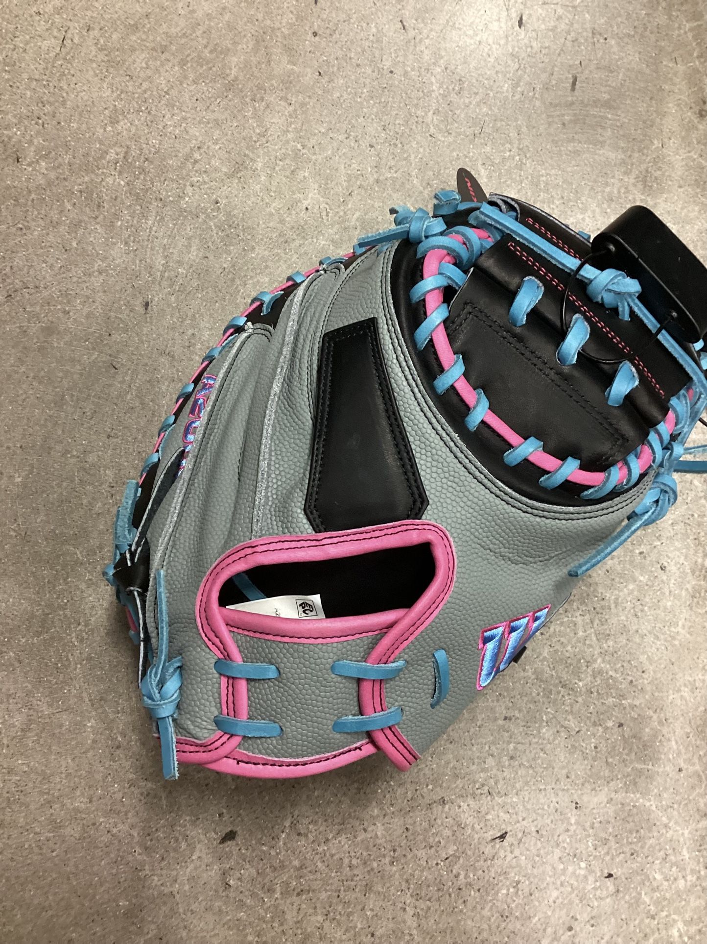 New Wilson A2000 M23 33.5 Catcher’s Glove (Read Description)