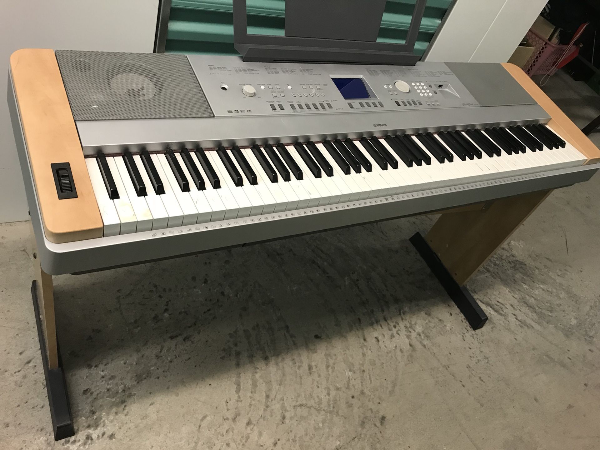 The Yamaha DGX 640 is the big brother of the Yamaha DGX 530 and is overall the superior instrument. The DGX 640 comes with a 88-key Graded Hammer Sta