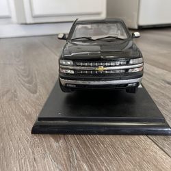 Diecast 1/18 Scale 1999 Chevrolet Silverado Extended Cab Pickup Black Color 