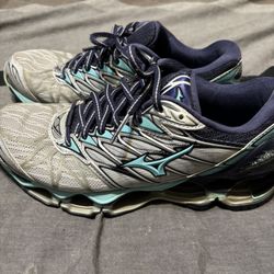 Womens Mizuna Tennis Shoes Size 9