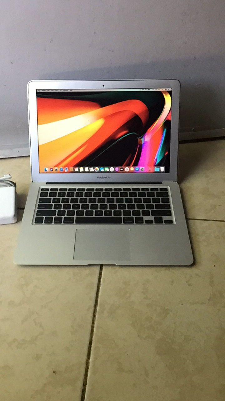 13” MacBook Air OS Catalina 256gb SSD 4gb Ram Come With Charger