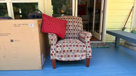 Recliner and 2 pillows