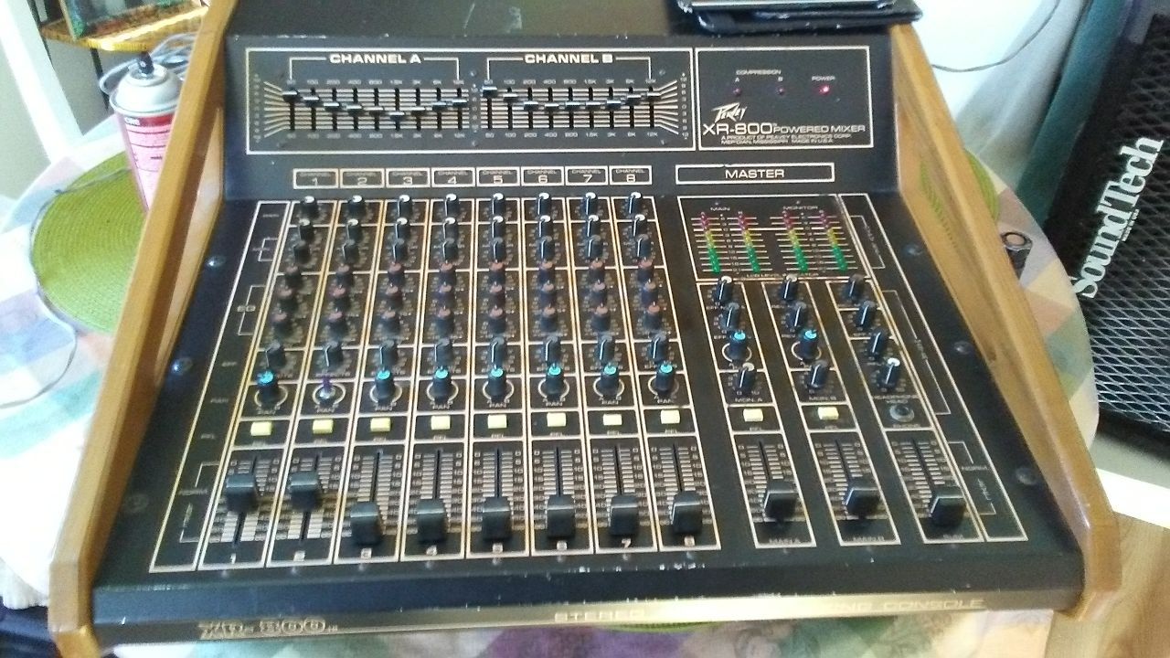 VINTAGE PEAVEY XR800 8CHANNEL 400 WATT POWERED MIXER... for Sale in
