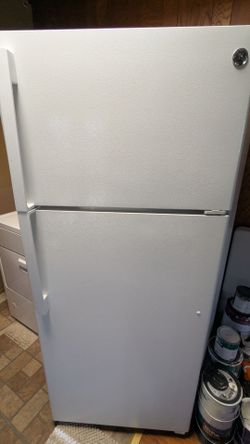 GE Refrigerator/Freezer – White