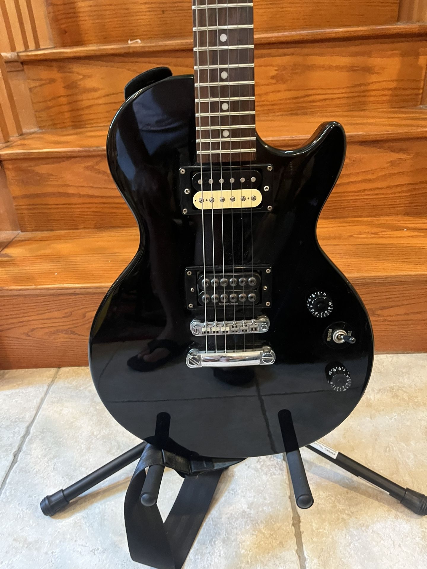 Epiphone Les Paul (UPGRADED SEYMOUR DUNCAN PICKUP) W/ Fender Amp