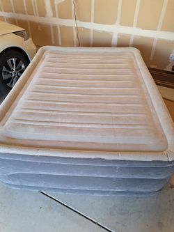 Queen size Intex Dura-Beam Elevated Air Mattress
