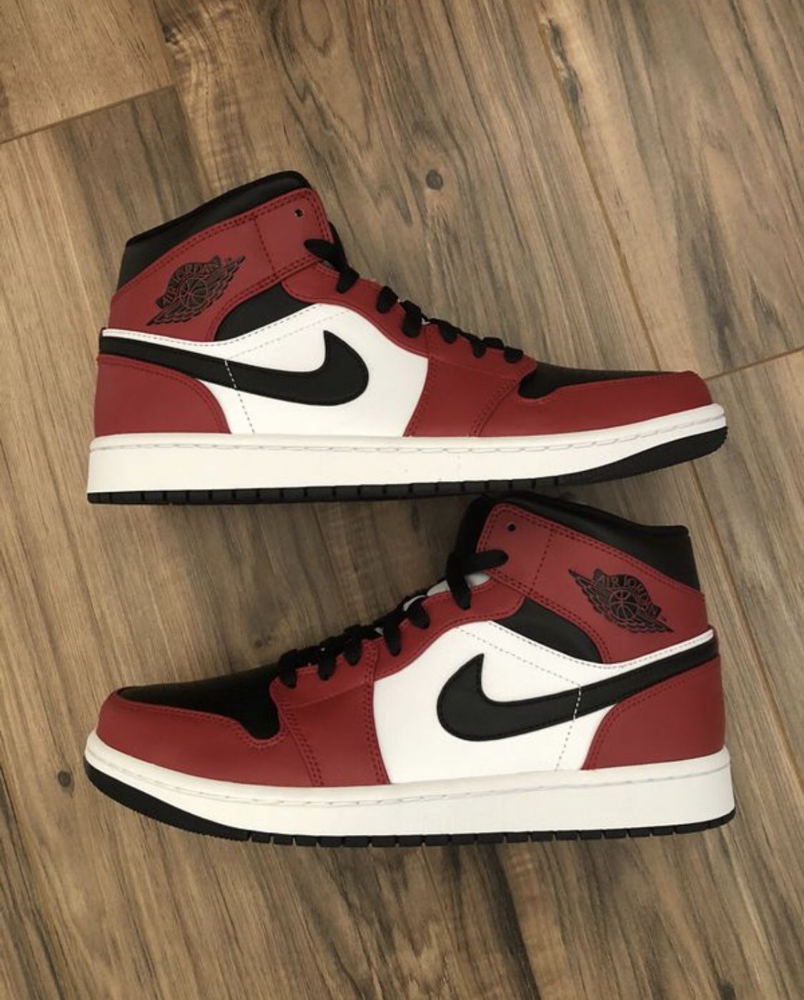 Air Jordan 1 Mid Chicago Black Toe size 11