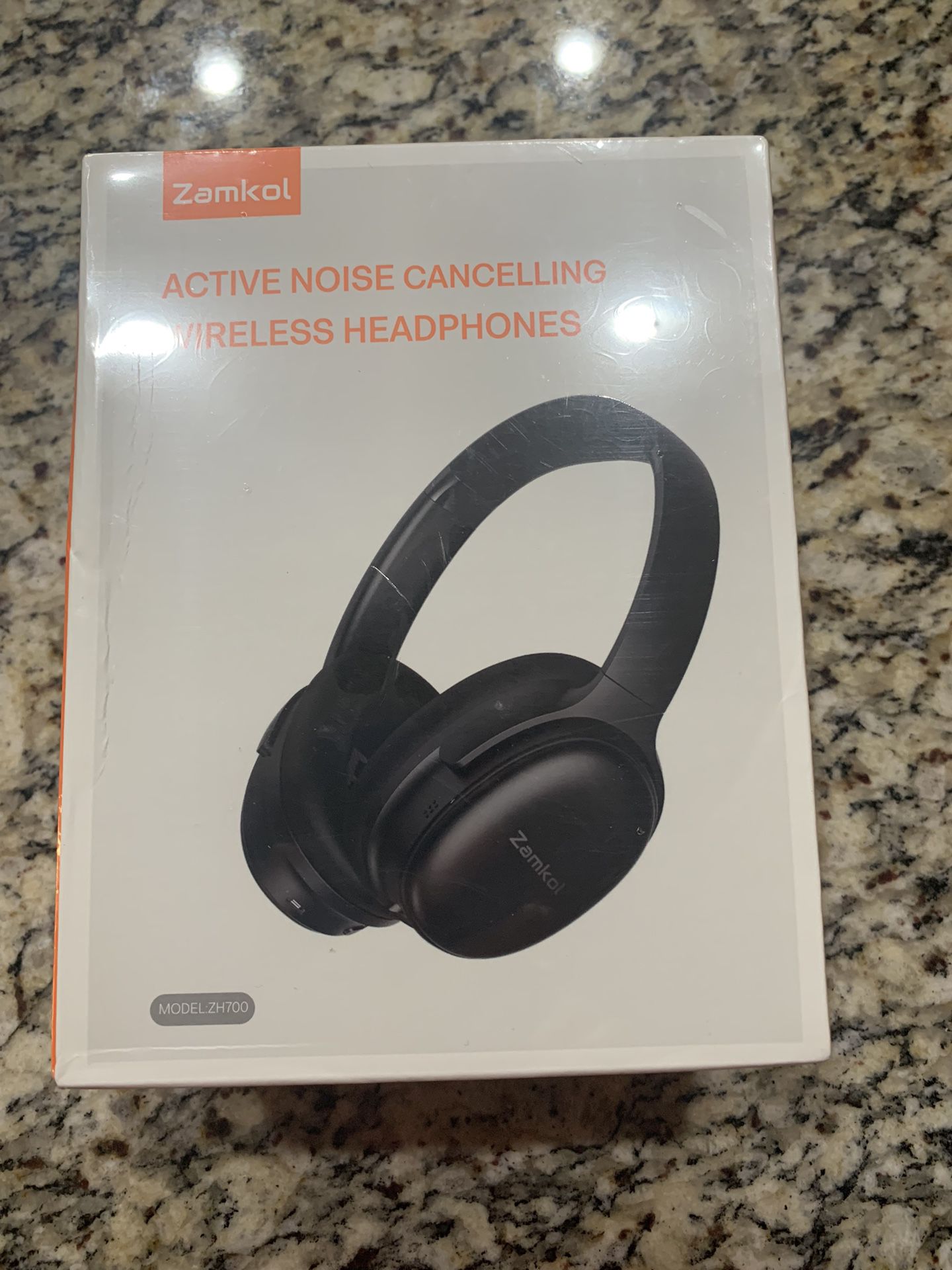 Noise, canceling wireless headphones